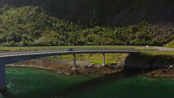 차량은 Sundklakkstraumen 다리를 조용한 피요르드 바다를 스트레칭 놀라운 건축적 — 비디오