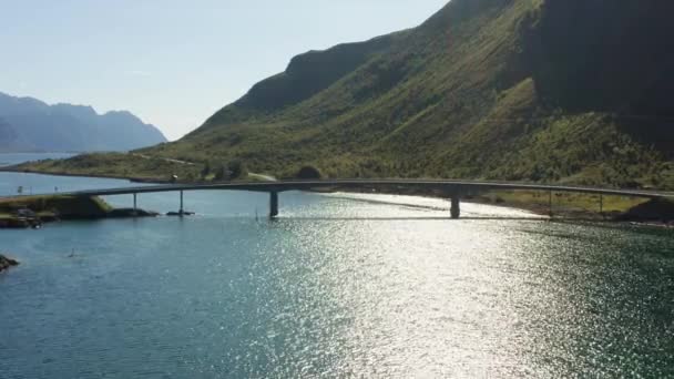 화려한 비디오를 평화로운 피요르드 숨막히는 선크락스트라켄 다리를 보여줍니다 — 비디오