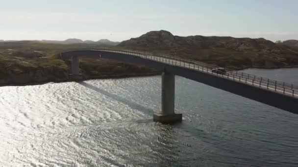 Coche Cruza Con Gracia Puente Fiordos Escénico Sobre Impresionante Telón — Vídeo de stock