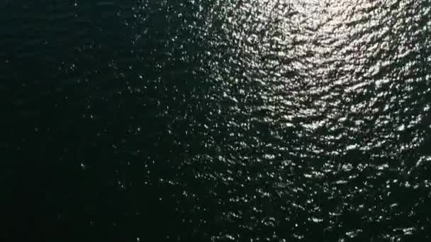 Náklon Dronu Záběr Zobrazující Třpytivé Fjordové Vody Zvýrazňující Dech Beroucí — Stock video