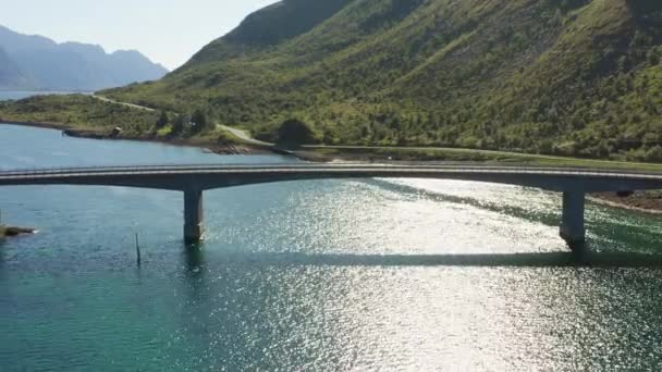 一个迷人的无人机镜头优雅地放大 捕捉到了横跨平静峡湾水面的令人震惊的Sundklakstraumen桥 — 图库视频影像