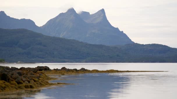 Las Montañas Hamaroy Reflejan Tranquilo Lago Sobre Telón Fondo Cielos — Vídeo de stock