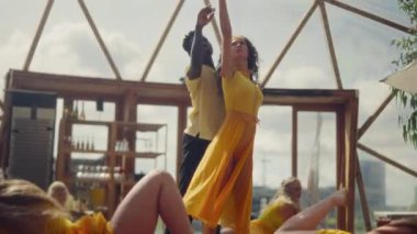 Olağanüstü yeteneklerini jeodezik bir kubbenin kendine özgü yapısında sergileyen yetenekli dansçıların büyüleyici gösterisi.