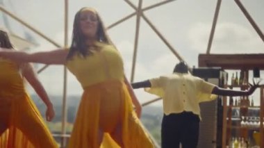 Jeodezik bir kubbenin kendine özgü yapısı içinde olağanüstü yeteneklerini sergileyen usta dansçıların büyüleyici gösterisi.