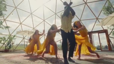 Dansçılar kubbede kusursuz koordinasyon ve ritmik birlik sergileyerek büyüleyici bir senkronize hareket ve uyumlu performans sergiliyorlar.