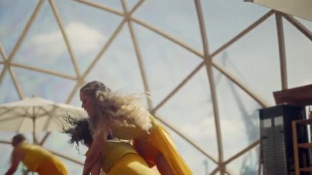 令人印象深刻的展览以穿着橙色衣服的熟练舞者为特色 展示了他们在独特的大地测量穹顶框架内的非凡能力 — 图库视频影像
