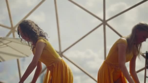 Żywe Tancerki Tworzą Wicher Ruchu Gdy Wyrzucają Swoje Ubrania Wysoko — Wideo stockowe