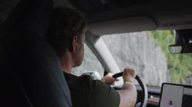 Sabit çekim, GPS ile zahmetsizce yol alan bir adamı resmediyor, hiç zorluk çekmeden resimli rotanın tadını çıkarıyor.