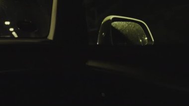 Çevre dostu bir arabada beyaz çerçeveli yan aynanın iç görünüşü, sürdürülebilir ulaşım için parlak tasarımı ve modern yaklaşımını vurguluyor.