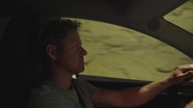 Yan görüş perspektifi, tünelde elektrikli araç kullanan bir adamın görüntüsü.