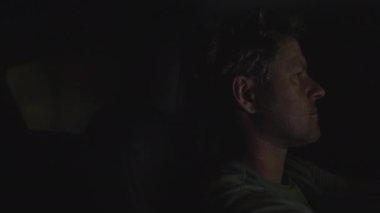 Bir adam tünelde güvenli bir şekilde elektrikli araç kullanıyor. Yan açıdan görülüyor.