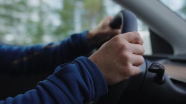 Yakın plan çekimde bir el, bir aracın içindeki silecek kontrollerini etkin bir şekilde çalıştırıyor.