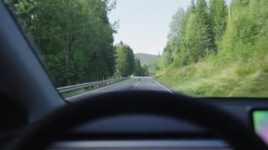 Direksiyonun arkasından çekilen büyüleyici yol görüntüsü sürüş deneyiminin benzersiz ve sürükleyici bir perspektifini sunuyor.