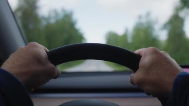 Ön perspektif, kendine güvenerek ve ustalıkla direksiyonu kontrol ederek sabit ve güvenli bir sürüş sağlar.