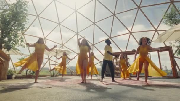 身着鲜活橙色服装的极具才华的舞蹈家 在独特的大地测量穹顶环境中表现出了高超的技巧 令人垂涎不已 — 图库视频影像