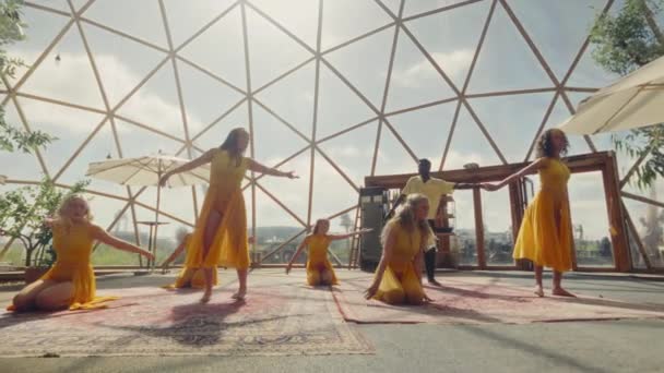 Képzett Táncosok Élénk Narancssárga Ruhába Öltözve Kivételes Képességeiket Egy Geodéziai — Stock videók