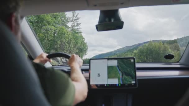 Człowiek Jeżdżący Elektrycznym Samochodem Wyposażonym Zintegrowany System Nawigacji Gps Płynnie — Wideo stockowe