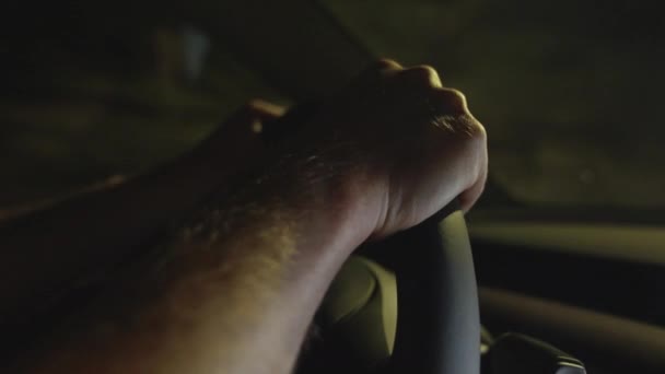 Close Tiro Mostrando Mãos Confiantes Firmemente Guiando Dirigindo Volante Com — Vídeo de Stock