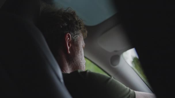 一种低角度的视角 将可持续的做法与轻松的行动相结合 捕捉一个乘坐电动汽车平稳旅行的人 — 图库视频影像