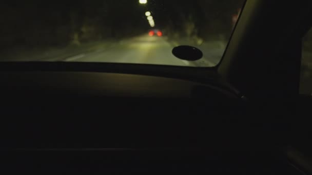 Uma Filmagem Cativante Veículo Elétrico Atravessando Suavemente Túnel Misturando Transporte — Vídeo de Stock