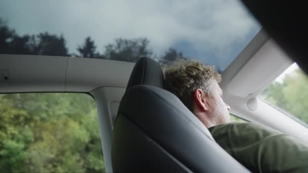 Nízký Úhel Záběru Muže Navigujícího Elektrické Auto Střešní Střechou Dne — Stock video