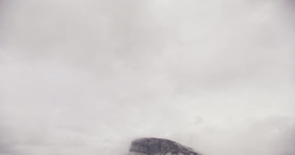 Tiro Inclinación Capturando Montaña Krakmotinden Envuelta Nubes Con Árboles Vanguardia — Vídeo de stock