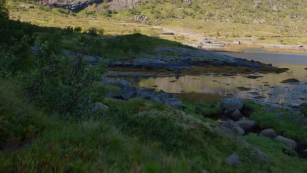 Yukarı Doğru Eğimli Bir Çekim Engebeli Dağların Nefes Kesici Güzelliğini — Stok video