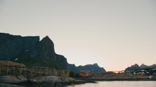 Sweeping Panoramic Shot Showcasing Traditional Fishing Village Lofoten Dramatic Backdrop — Stock Video