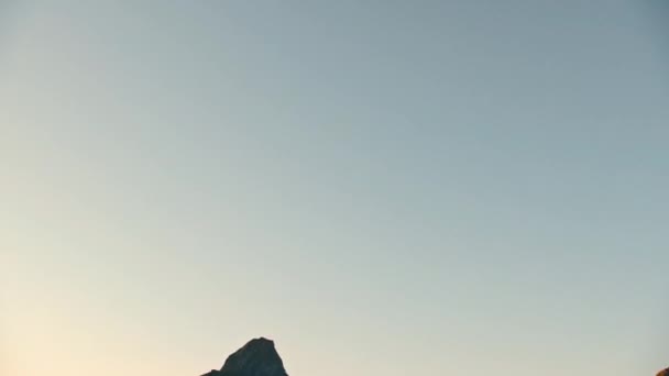 Захватывающий Кадр Демонстрирующий Очаровательную Рыбацкую Деревушку Лофотене Расположенную Высокими Величественными — стоковое видео