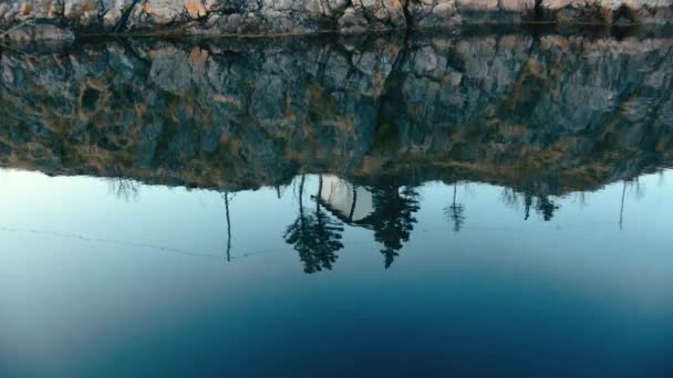 Upward Tilt Shot Capturing Reflection White Cabin Water Daytime — Stock Video