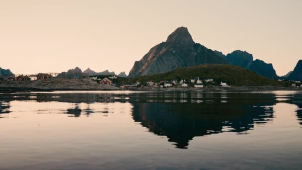 Uzun Tepelerle Çevrili Lofoten Büyüleyici Balıkçı Köyünü Yakalayan Sakin Bir — Stok video