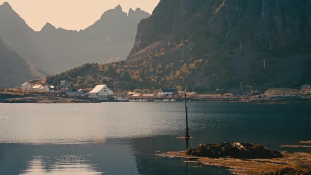 Lofoten Dağlarla Çevrili Büyüleyici Balıkçı Köyü Dağlık Manzaranın Ihtişamına Karşı — Stok video