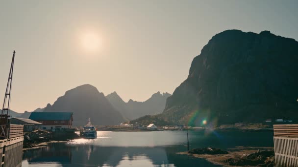 Desa Nelayan Lofoten Yang Mempesona Berada Tengah Puncak Yang Menjulang — Stok Video