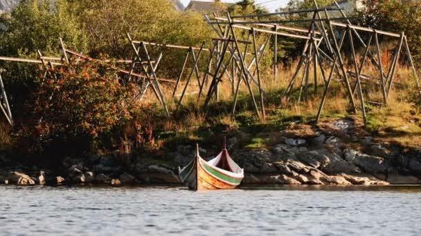 Ein Ruderboot Schwimmt Friedlich Auf Dem Ruhigen See Umrahmt Von — Stockvideo