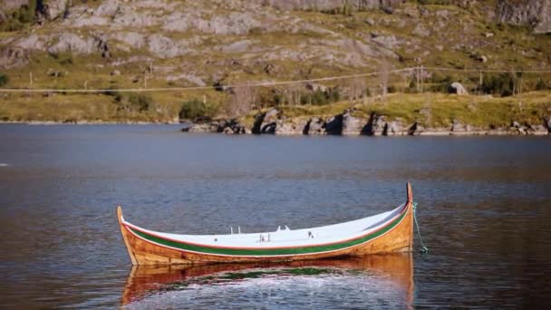 Une Barque Flottant Doucement Sur Lac Pittoresque Entouré Terrain Accidenté — Video