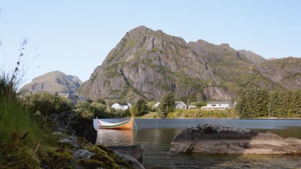 Tiro Estático Mostrando Barco Remos Imóvel Descansando Lago Sereno Cercado — Vídeo de Stock