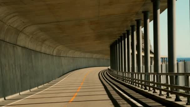 Povはトンネル内を走行する車両から撮影され 海と空は側面の鋼鉄ポストと鉄道を通って見える — ストック動画