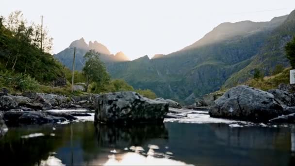Statický Terénní Snímek Zachycující Klidné Jezero Skalnaté Břehy Pozadí Majestátních — Stock video