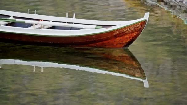 Bateau Solitaire Repose Gracieusement Sur Lac Serein Jetant Reflet Parfait — Video