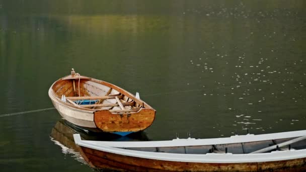 船只平静地漂浮在平静静谧的湖面上 — 图库视频影像