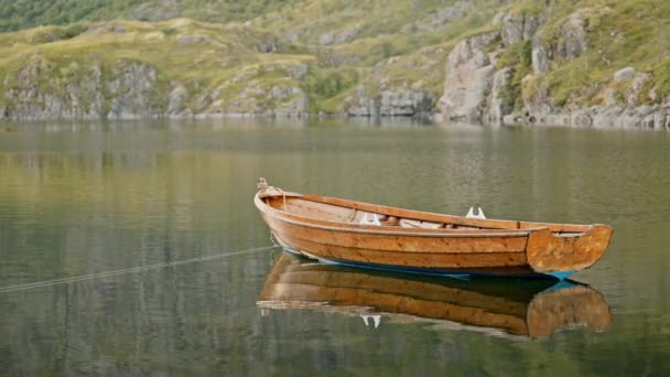 Днем Лодка Плавно Дрейфует Нетронутым Водам Горного Озера — стоковое видео