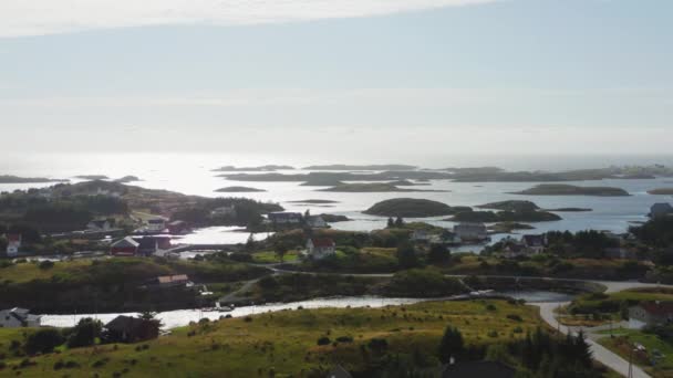 Zdjęcie Lotnicze Malowniczych Wysp Lofoten Ozdobionych Budynkami Położonymi Pośród Bujnej — Wideo stockowe