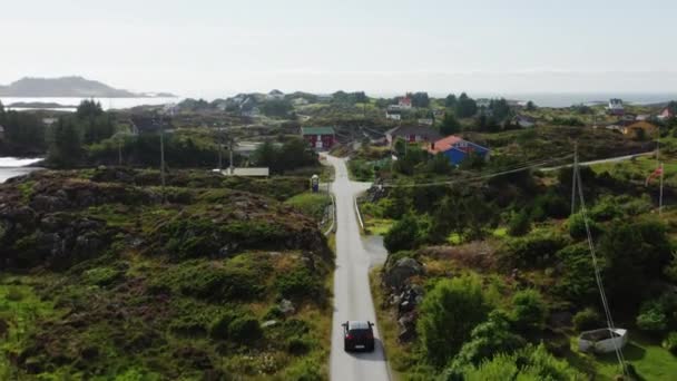 Letecký Pohled Zachycuje Auto Jedoucí Malebné Silnici Norských Lofotenských Ostrovech — Stock video