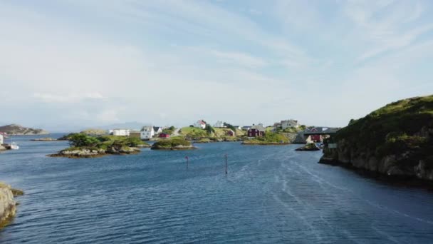Dron Wznosi Się Nad Spokojnymi Błękitnymi Wodami Wysp Lofoten Powoli — Wideo stockowe