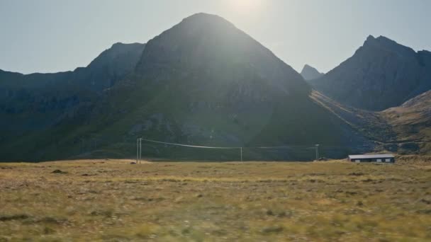 Güneşin Yumuşak Parıltısında Güneşlenen Görkemli Dağlarla Dolu Sakin Bir Manzaranın — Stok video