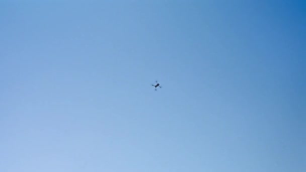 Disparo Bajo Ángulo Captura Dron Que Eleva Graciosamente Contra Cielo — Vídeos de Stock