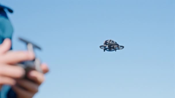 Ein Filmemacher Manövriert Gekonnt Eine Drohne Durch Den Weiten Himmel — Stockvideo