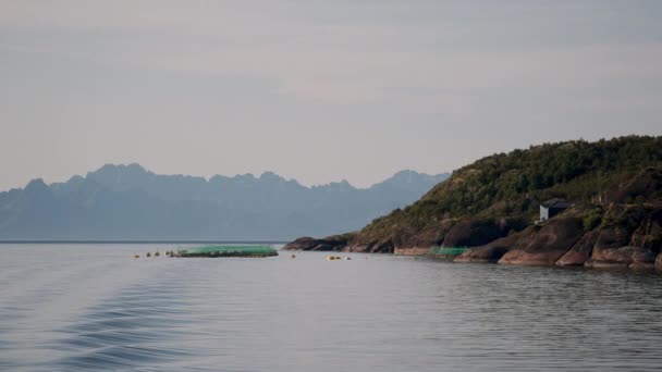 Strzał Pov Rejestruje Baseny Akwakultury Położone Malowniczym Tle Odległego Zamglonego — Wideo stockowe