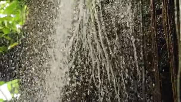 Tiro Estático Captura Fluxo Suave Uma Cachoeira Graciosamente Atravessando Pedra — Vídeo de Stock