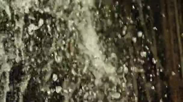 Detailní Záběr Zachycující Okouzlující Krásu Třpytivých Kapek Vodopádu — Stock video